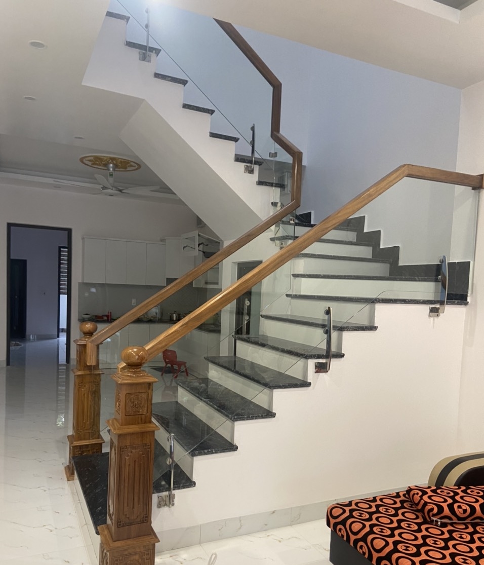 Các mẫu cầu thang kính trụ lửng đẹp hiện đại 