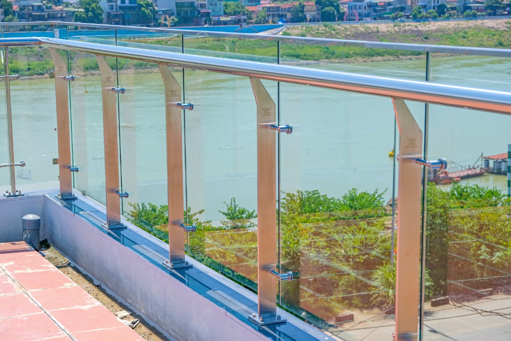 Vì sao nên lắp đặt trụ lan can cầu thang chuẩn inox 304?