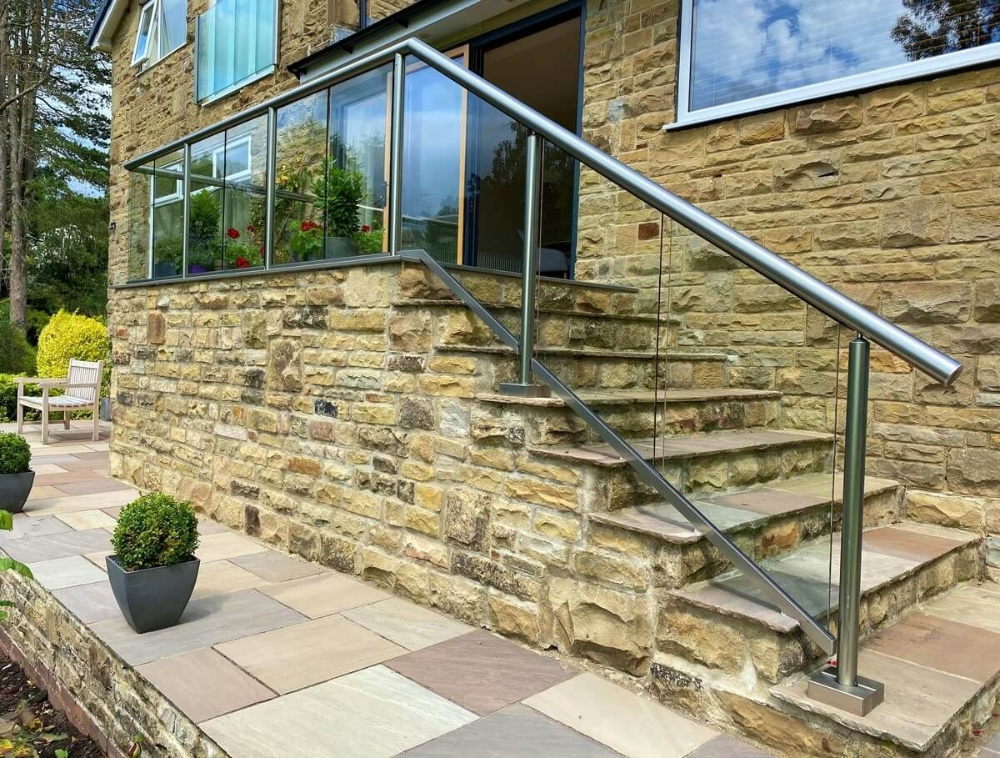 Trụ cầu thang kính inox 304 khác inox 201 như thế nào?